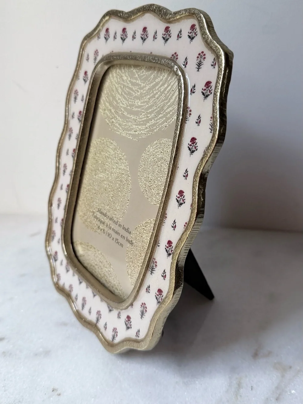 Handcrafted Scalloped metal Photo Frame with Floral Border - White & Gold